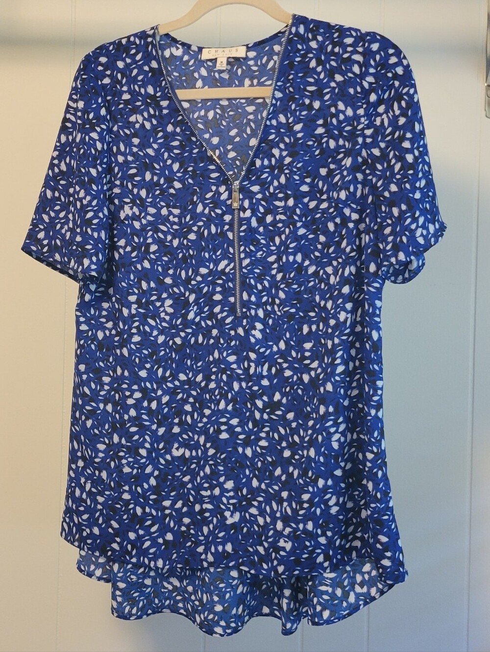 Chaus New York Wild Blue/White Abstract Zip V Neck Short Sleeve Tunic Blouse. M